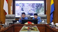 Wali Kota Bandung, Muhammad Farhan (kiri) dan Sekda Kota Bandung, Iskandar Zulkarnaen, dalam rapat pembahasan pengembangan Stadion Gelora Bandung Lautan Api (GBLA) do Balai Kota Bandung, Senin (17/3/2025). (Bola.com/Erwin Snaz)