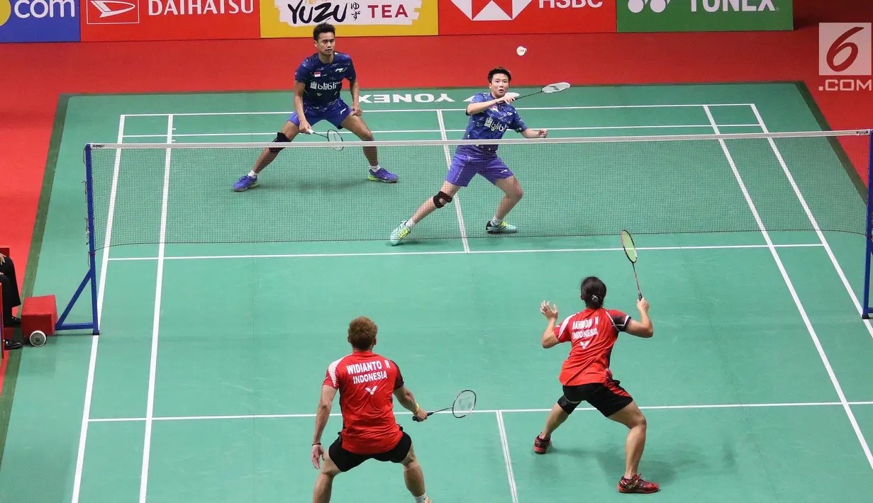 Pebulu tangkis ganda campuran Indonesia Tontowi Ahmad/Liliyana Natsir melakukan servis ke arah rival senegara, Riky Widianto/Masita Mahmudin di laga pertama Indonesia Masters 2018, Selasa (23/1). Owi/Butet menang 23-21, 21-17. (Liputan6.com/Angga Yuniar)