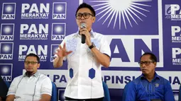 Ketua DPW PAN Provinsi DKI Jakarta Eko Hendro Purnomo atau Eko Patrio (tengah) memberi pengarahan saat konsolidasi bakal calon anggota legislatif di Jakarta, Sabtu (24/3). Ratusan orang daftar bakal caleg lewat PAN. (Liputan6.com/JohanTallo)