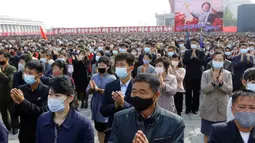 Ribuan orang mengikuti rapat umum menyambut Kongres ke-8 Partai Buruh Korea di Lapangan Kim Il Sung, Pyongyang, Korea Utara, Senin (12/10/2020). (AP Photo/Jon Chol Jin)