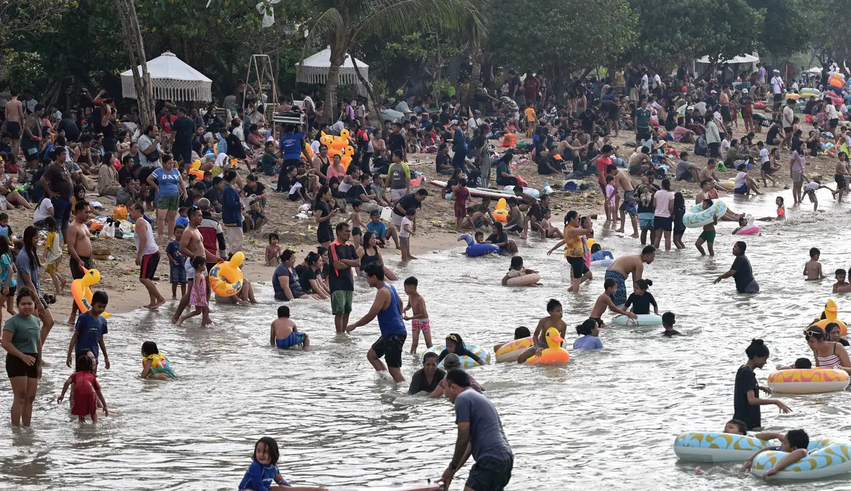 Banyu Pinaruh adalah tradisi Hindu Bali yang diadakan sehari setelah Hari Saraswati untuk membersihkan tubuh dan jiwa. (SONNY TUMBELAKA/AFP)