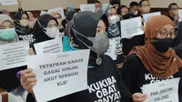 Keluarga Korban Gagal Ginjal Akut pada Anak menghadiri Persidangan dengan menggunakan Kaos Hitam di Pengadilan Negeri Jakarta Pusat, pada Selasa (7/2/2023). (Dok. Merdeka.com)