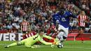 Pemain Everton, Romelu Lukaku berusaha melewati hadangan kiper Sunderland Jordan Pickford pada lanjutan Premier League di Stadium of Light, Sunderland (13/9/2016) dini hari WIB. Everton menang 3-0.  (Reuters/Lee Smith)