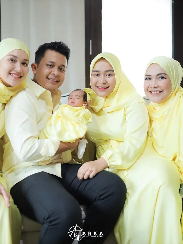 Ayu Ting Ting dan keluarga tampil dengan busana kuning dalam akikah Sumehra (Foto: Instagram @arka_photographyy via @ayutingting92)