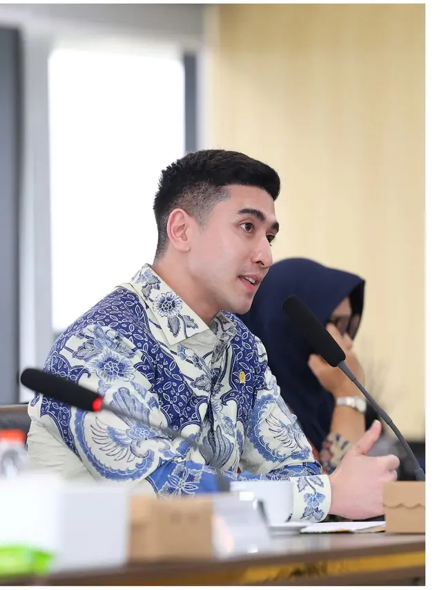 6 Gaya Verrell Bramasta Pakai Batik saat Rapat DPR RI, Tampil Modern dan Memukau