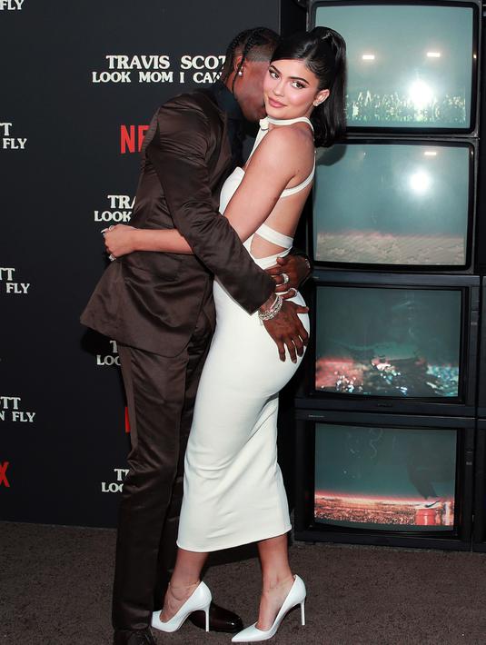 Foto Travis Scott Peluk Cium Kylie Jenner Di Pemutaran Perdana Filmnya Showbiz Liputan6 Com