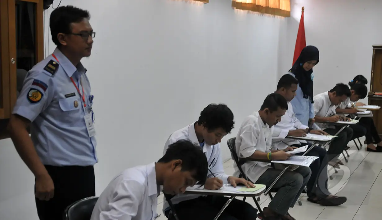 Suasana pelaksanaan UN program Paket C di LP Narkotika Cipinang, Jakarta, Senin (13/4/2015).  Para petugas terlihat mengawasi pelaksaan UN 2015 di LP Cipinang. (Liputan6.com/Johan Tallo)