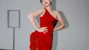 Patricia Gouw kenakan slit dress merah dengan siluet yang mengikuti lekuk tubuh. Busana tersebut memiliki garis leher dengan detail draperi dan dekoratif kelopak bunga di pinggang yang memberikan dimensi pada bagian tubuh. [@patriciagouw]