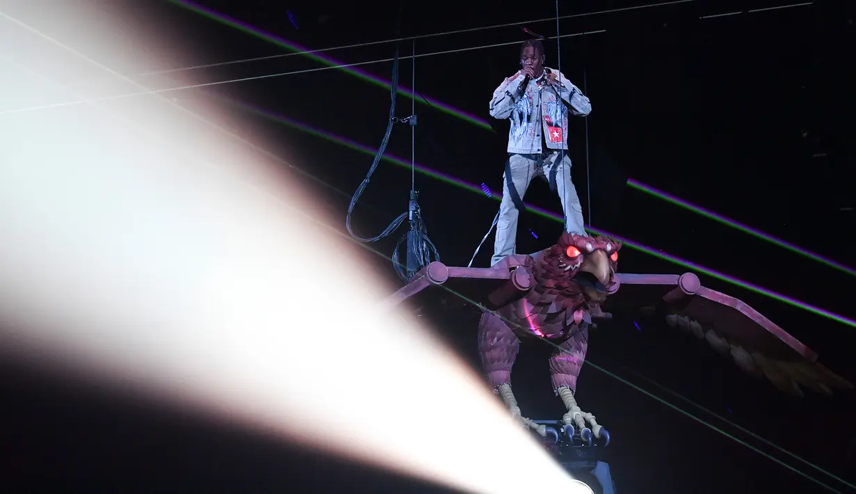 Rapper Travis Scott tampil di panggung di MTV European Music Awards 2017 di London, Minggu (12/11). Travis Scott membuat heboh penonton dengan tampil menaiki replika atau robot burung. (AFP Photo/Ben Stansall)