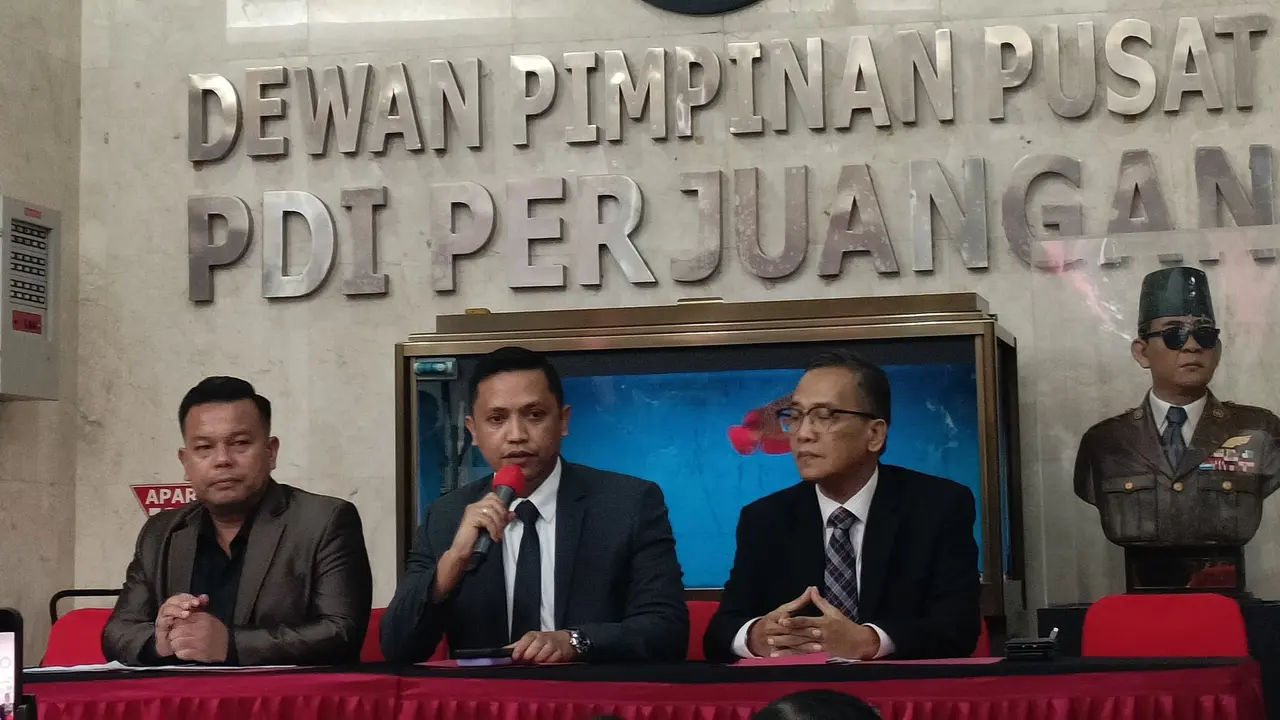 Penasihat Hukum Sekretaris Jenderal (Sekjen) PDIP Hasto Kristiyanto menyampaikan konferensi pers di DPP PDIP. Disbeut penyidik KPK telah melakukan pelanggaran hukum.