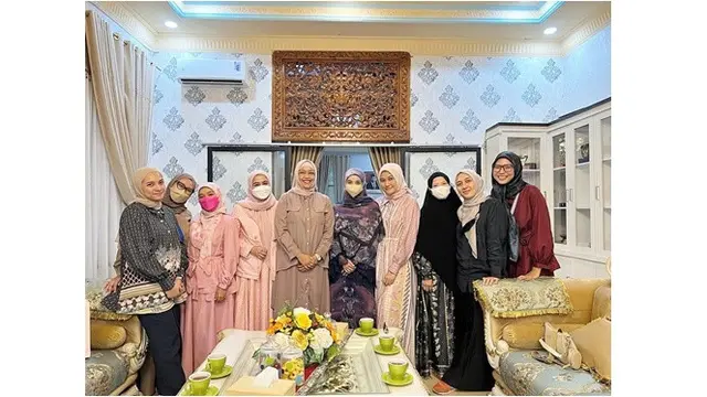 6 Potret Laudya Cynthia Bella Pulang Kampung ke Padang, Asyik Kulineran