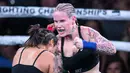 Bec Rawlings (kanan) memukul Alma Garcia dalam pertandingan kelas 44 kg Bare Knuckle Fighting Championship atau tinju tanpa sarung tangan di Cheyenne, 2 Juni 2018. Tak ada penghalang tangan di jenis pertarungan ini. (AP Photo/Michael Smith)