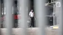 Petugas keamanan berjaga di pintu masuk saat penutupan Plaza Kenari Mas, Jakarta, Rabu (7/7/2021). Satgas COVID-19 DKI Jakarta menutup Plaza Kenari Mas setelah melanggar aturan dengan tetap beroperasi pada masa PPKM Darurat sehingga memicu kerumunan. (merdeka.com/Iqbal S. Nugroho)