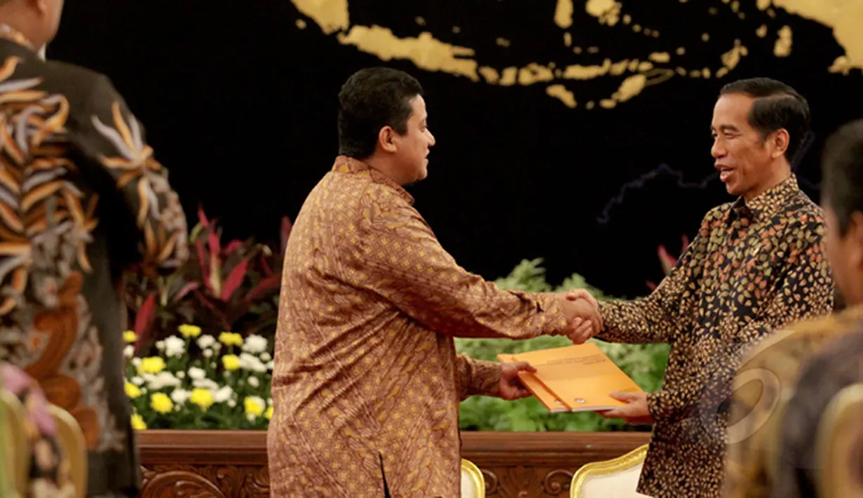 Ketua Bawaslu Muhammad (kiri), memberikan berkas kepada Presiden Joko Widodo saat menghadiri pertemuan dengan jajaran pimpinan Bawaslu se-Indonesia di Istana Negara, Komplek Istana Kepresidenan, Jakarta, Selasa (24/2/2015). (Liputan6.com/Faizal Fanani)