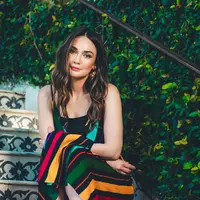 Dengan gaya yang santai, Luna Maya tetap bisa liburan santai di masa new normal (Foto: Havaianas)