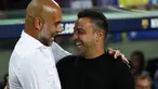 Pelatih Barcelona Xavi Hernandez menyapa manajer Manchester City, Pep Guardiola pada sebuah laga amal di Stadion Camp Nou, Kamis (25/8/2022) dinihari WIB. Laga ini berlangsung menarik karena mempertemukan sang guru dan murid yaitu Pep Guardiola selaku pelatih Man City dan Xavi Hernandes pelatih Barcelona. (AP Photo/Joan Monfort)