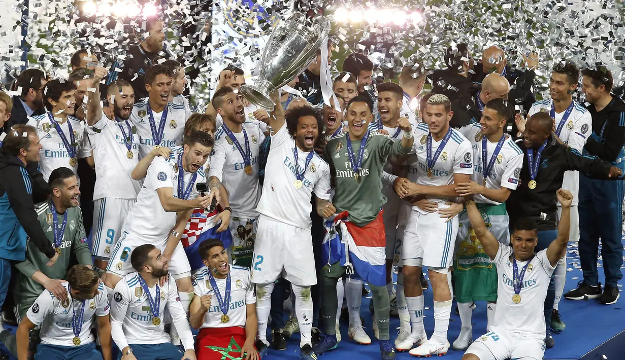 Para pemain Real Madrid merayakan gelar juara Liga Champions ke-13 usai mengalahkan Liverpool di Stadion Olimpiyskiy, Kiev, Sabtu (26/5/2018). Madrid menang 3-1 atas Liverpool. (AP/Darko Vojinovic)