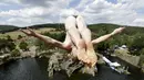 Salah satu peserta saat melompat ke dalam air pada kompetisi cliff diving di kawasan Bohemian, Republik Ceko, Jumat (31/7/2015). (REUTERS/David W Cerny)