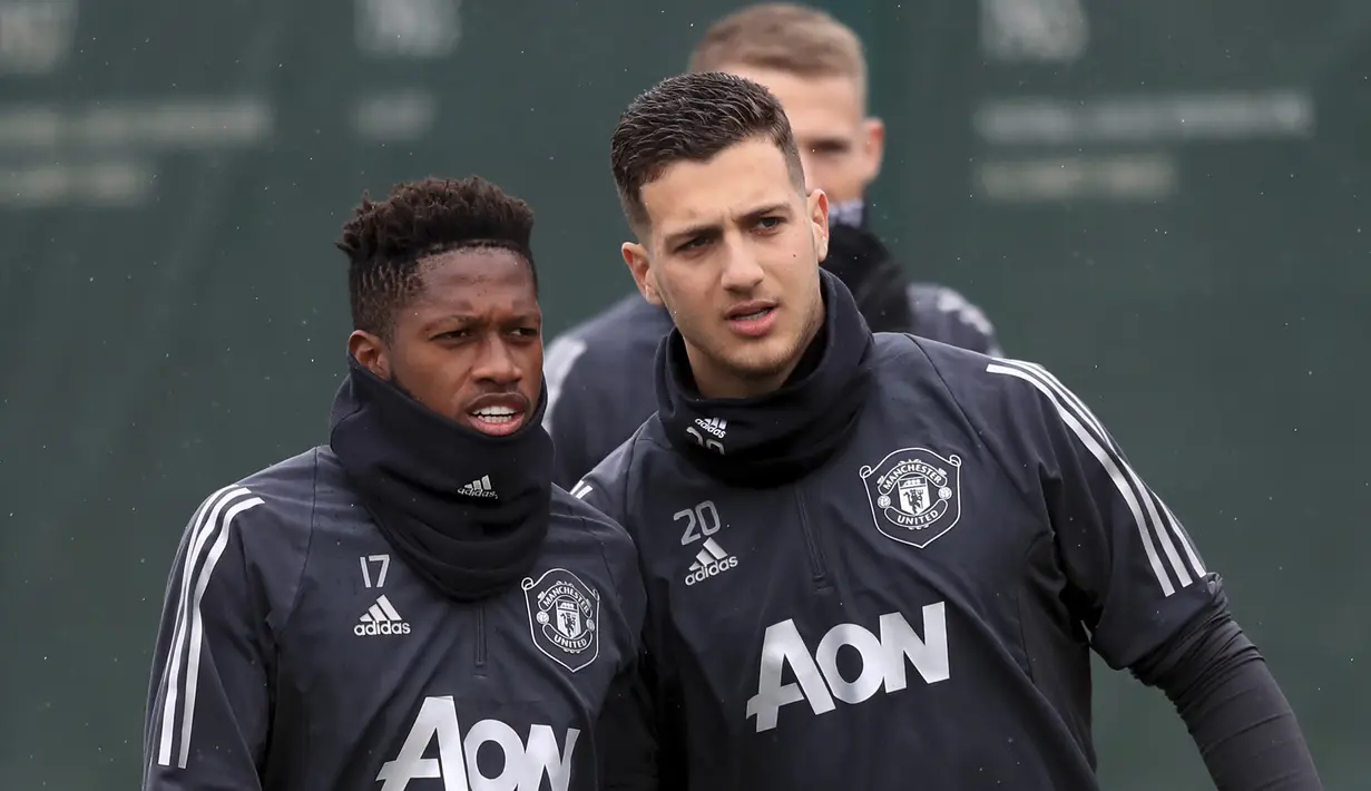 Gelandang Manchester United, Fred dan Diogo Dalot saat mengikuti sesi latihan tim di Manchester, Inggris, Rabu (19/2/2020). MU akan bertanding melawan wakil Belgia, Club Brugge pada leg pertama babak 32 besar Liga Europa di Jan Breydel Stadion. (Simon Cooper/PA via AP)