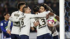 Para pemain Paris Saint Germain (PSG) merayakan gol yang dicetak oleh Edinson Cavani ke gawang RC Strasbourg pada laga Liga 1 Prancis di Stadion Stade de la Meinau, Rabu (5/12). Kedua tim bermain imbang 1-1. (AP/Jean-Francois Badias)