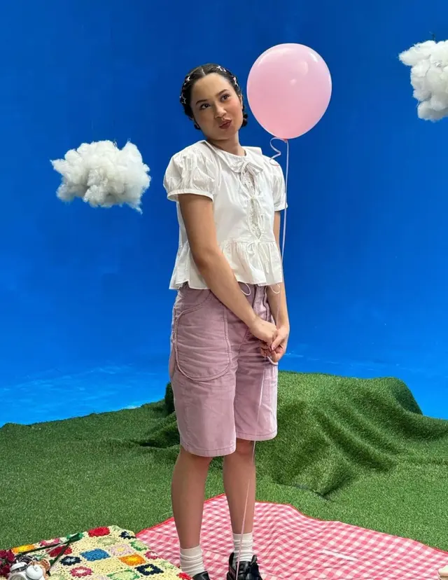 6 Inspirasi fashion ala Satine Zaneta, girly dan trendy