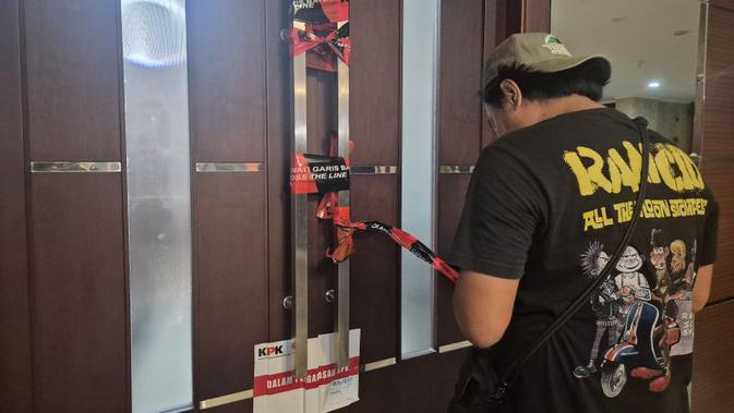 KPK Segel Ruang Kerja Bupati Bekasi Ade Kuswara Kunang