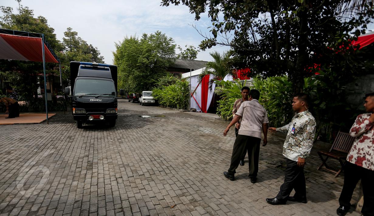 Kesibukan di Graha Saba Buana, tempat resepsi pernikahan putra sulung Presiden Jokowi, Gibran Rakabuming dengan Selvi Ananda, mulai disterilisasi, Selasa (9/6). Sejumlah anggota pengamanan tampak menyisir penjuru gedung. (Liputan6.com/Faizal Fanani)