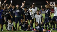 Selebrasi pemain Persib Bandung usai berhasil menahan imbang PS Sleman dalam pertandingan semifinal leg kedua Piala Menpora 2021 di Stadion Manahan, Solo, Senin (19/4/2021). (Bola.com/Ikhwan Yanuar)
