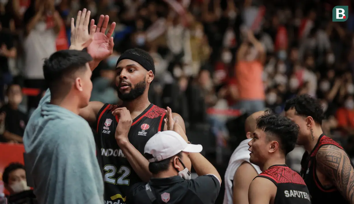 Pebasket Indonesia, Marques Tarell Bolden (kiri kedua) mendapatkan apresiasi dari rekan setimnya usai diganti saat matchday pertama Grup A FIBA Asia Cup 2022 antara Timnas Arab Saudi melawan Timnas Indonesia di Istora Senayan, Jakarta, Selasa (12/07/2022). (Bola.com/Bagaskara Lazuardi)