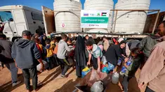 Warga mengisi wadah air dari tangki air portabel di kamp pengungsi Palestina Maghazi, Jalur Gaza tengah pada Rabu 11 Februari 2026. Warga Palestina di Jalur Gaza masih menghadapi kekurangan pasokan air bersih. (Eyad BABA/AFP)