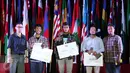 Para pemenang kategori General News berfoto bersama saat penyerahan hadiah Anugerah Pewarta Foto Indonesia (APFI) ke-VI di Gedung Merdeka, Bandung, Jawa Barat, Sabtu (9/4). (Liputan6.com/Immanuel Antonius)