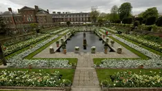 The White Garden dibangun sebagai taman peringatan menandai 20 tahun kematian Putri Diana di Kensington Palace di London, Kamis (13/4). (AP Photo / Matt Dunham)