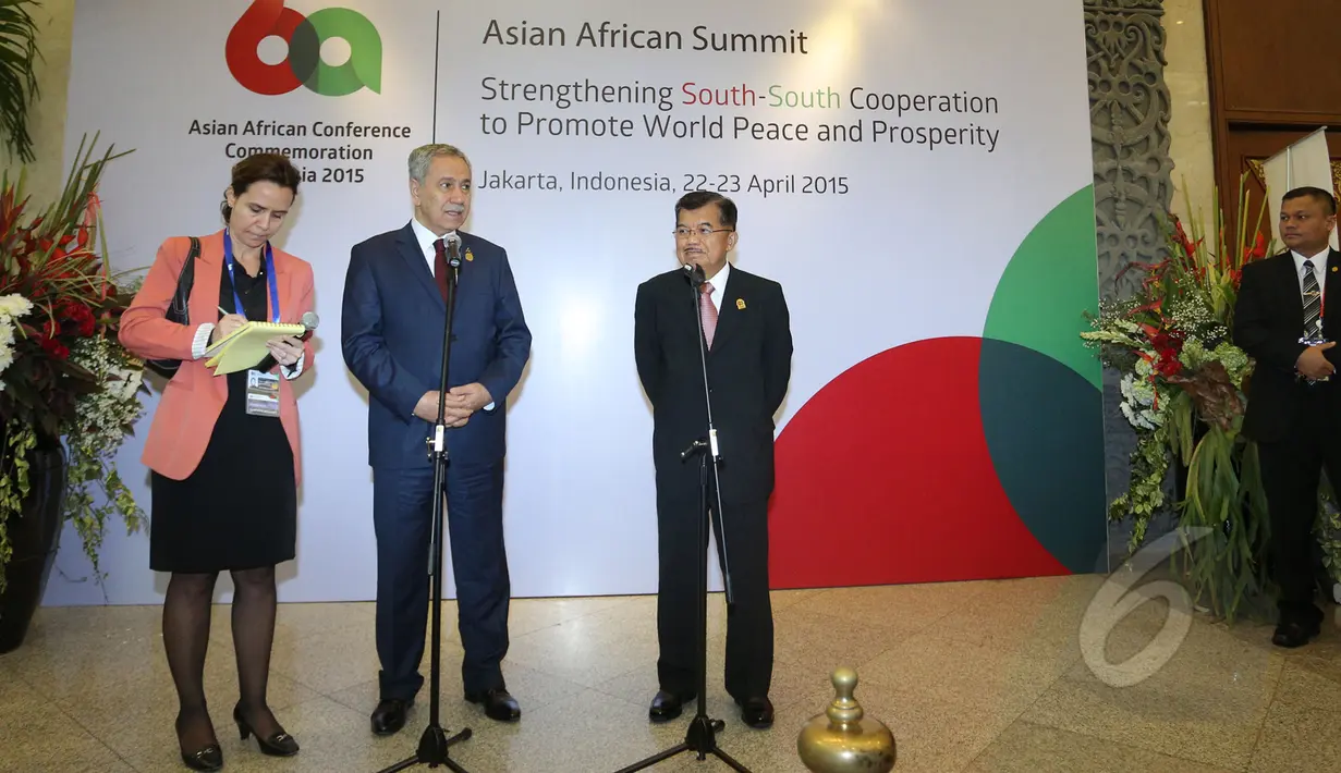 Wapres Jusuf Kalla (kanan) memberi keterangan pers bersama Wakil PM Turki, Bulent Arinc usai pertemuan bilateral antara Indonesia - Turki dalam Konferensi Asia Afrika 2015 di JCC, Kamis (23/4). (Liputan6.com/Herman Zakharia)