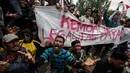 Nelayan berdoa saat unjuk rasa menolak larangan penggunaan cantrang di depan Istana Negara, Jakarta Pusat, Rabu (17/1). Kementerian Kelautan dan Perikanan (KKP) telah resmi melarang penggunaan cantrang per 1 Januari 2018. (Liputan6.com/Faizal Fanani)