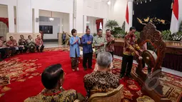 Presiden Jokowi (kanan) memukul gong sebagai tanda pembukaan Musyawarah Nasional VII Gabungan Pengusaha Jamu dan Obat Tradisional Indonesia (GP Jamu), di Istana Negara, Jakarta, Senin (25/5/2015). (Liputan6.com/Faizal Fanani)