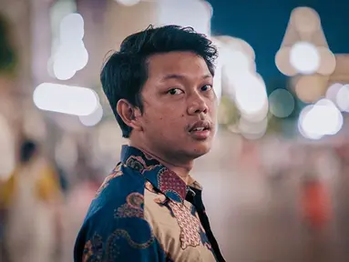 Bayu Eko Moektito atau akrab disapa Bayu Skak, komedian yang mengawali kariernya menjadi YouTuber. Bayu memang terkenal sebagai sosok yang selalu mengedepankan budaya Jawa Timur. Kebanggaannya terhadap budaya, bahkan membuat Bayu kerap memakai batik di berbagai kesempatan (Liputan6.com/IG/@moektito)