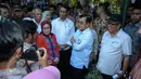 Wapres Jusuf Kalla berdialog   dengan warga di sekitar desanya,   saat mendatangi rumah ayahnya, di   Dusun Nipah, Desa Mallari   Kecamatan Awangpone, Kabupaten   Bone, Sulawesi Selatan, Sabtu   (6/6). (Liputan6.com/Faizal   Fanani) 