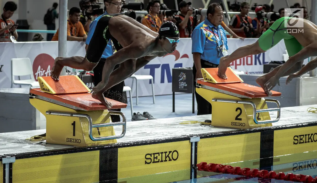 Perenang Indonesia  Triady Fauzi Sidiq tampil di nomor 100 meter gaya bebas SEA Games 2017 di National Aquatic Centre, Malaysia, (23/8). Triady Fauzi Sidiq berhasil membawa medali perak dalam kategori 100 Meter gaya bebas. (Liputan6.com/Faizal Fanani)