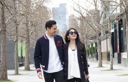 Intip gaya sporty dan kasual Sandra Dewi saat lakukan perjalanann baby moon di Meulbourne Australia.