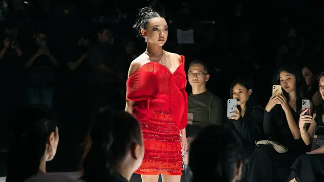 Potret Naura Ayu Catwalk di JF3, Tetap Percaya Diri Meski Sempat Terjatuh