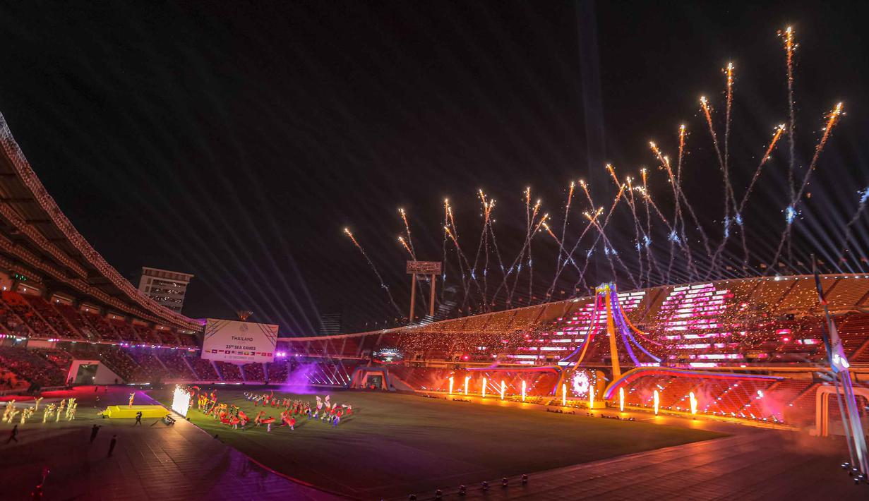 Suasana upacara penutupan SEA Games 2025 di Rajamangala Stadium, Bangkok, Thailand, Sabtu (20/12/2025). Upacara penutupan SEA Games 2025 Thailand menandai berakhirnya pesta olahraga terbesar se-Asia Tenggara yang berlangsung sejak 9 Desember 2025. (Bola.com/Bagaskara Lazuardi)