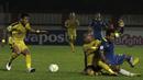 Bek Bhayangkara FC, Anderson Salles, merebut bola dari striker PSIS Semarang, Hari Nur Yulianto, pada laga Piala Indonesia di Stadion PTIK, Jakarta, Selasa (19/2). Bhayangkara FC bermain imbang 1-1 melawan PSIS. (Bola.com/Yoppy Renato)