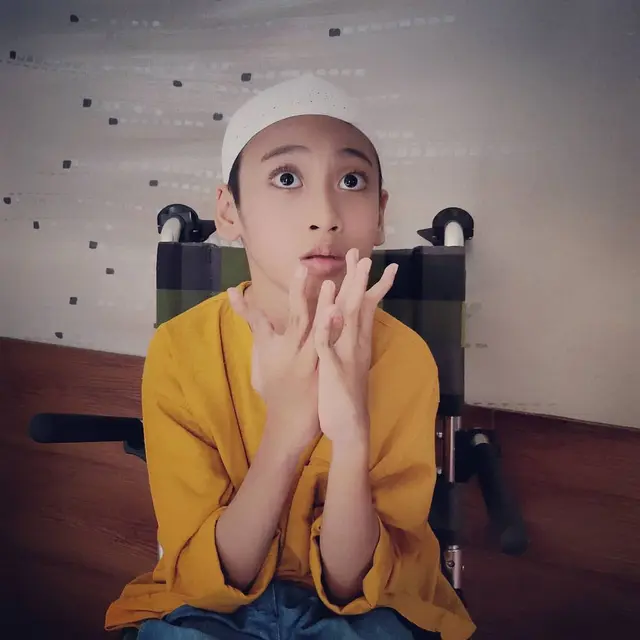 Naja Hudia, bocah penghafal Alquran yang kakinya pernah dicium Syekh Ali Jaber (https://www.instagram.com/p/CJ57TkmpL_P/)