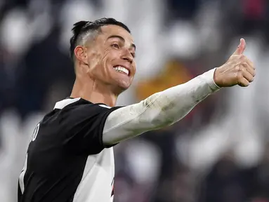 Striker Juventus, Cristiano Ronaldo, melakukan selebrasi usai membobol gawang Cagliari pada laga Serie A di Stadion Juventus, Turin, Senin (6/1/2020). Juventus menang 4-0 atas Cagliari. (AP/Marco Alpozzi)