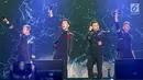 Personel Westlife tampil dalam konser "Westlife - TheTwentyTour 2019" di ICE BSD, Tangerang, Selasa (6/8/2019). Konser Westlife yang terdiri dari personel Shane Filan, Nicky Bryne, Mark Feehily, dan Kian Egan berlangsung pada 6-7 Agustus 2019. (Liputan6.com/Fery Pradolo)