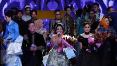 Weni (tengah) menyanyikan lagu kemenangan usai dinobatkan menjadi juara D'Academy Asia 2 di Studio 5 Indosiar, Jakarta, Kamis (29/12). Weni berhasil unggul atas dua finalis lainnya, Rani dan Irsya ditempat ketiga. (Liputan6.com/Helmi Fithriansyah)