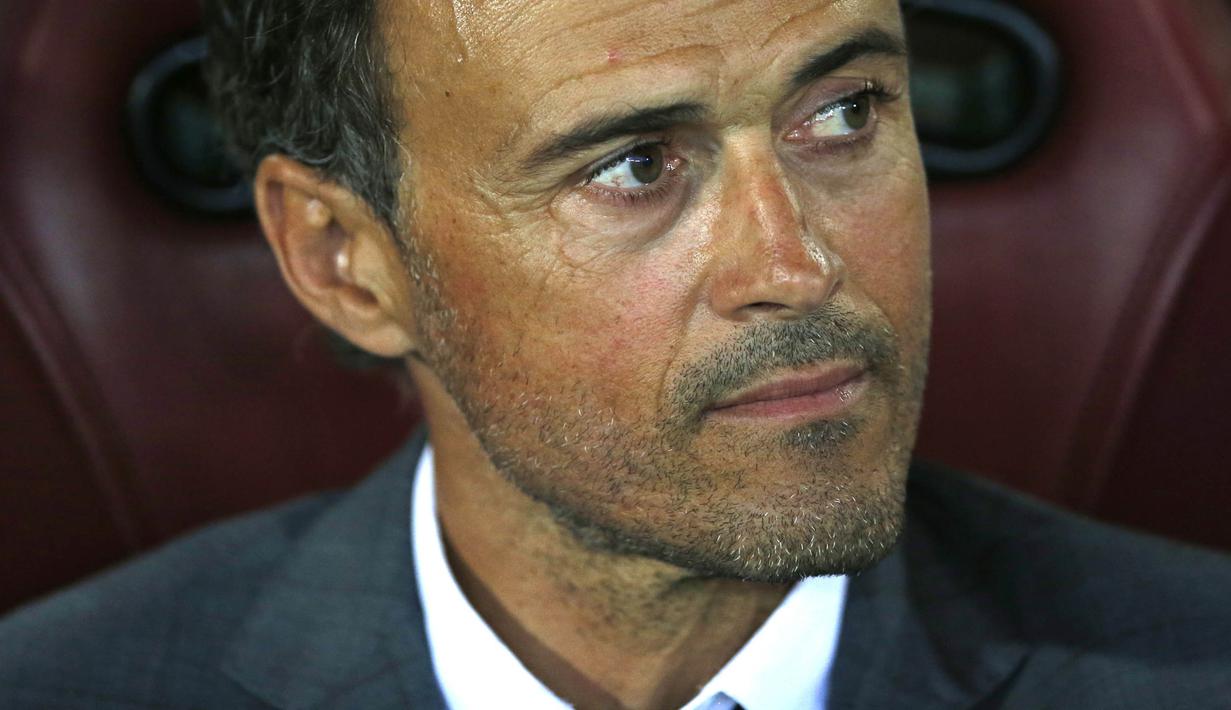 Pelatih Barcelona, Luis Enrique, mendampingi anak asuhnya saat melawan Alaves pada laga final Copa Del Rey di Stadion Vicente Calderon, Madrid, Sabtu (27/5/2017). Barcelona menang 3-1 atas Alaves. (AP/Daniel Ochoa)