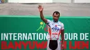 Mehdi Sohrabi dari Tabriz Petrochemical Team mengangkat tangan sesaat sebelum penyerahan piala pemenang etape keempat Internasional Tour De Banyuwangi Ijen,  (19/10/2014).  (Liputan6.com/Helmi Fithriansyah) 