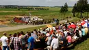 Sejumlah pengunjung menonton rekonstruksi pertempuran Perang Dunia II, di Memorial "Stalin Line", dekat Desa Goroshki, Belarusia, (2/7). Pertunjukan ini untuk mengenang sejarah Perang Dunia II yang pernah melanda Belarusia. (Reuters/Vasily Fedosenko)