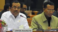 Jaksa Agung Prasetyo (kemeja putih) saat mengikuti rapat dengar pendapat dengan Komisi III DPR RI, Jakarta, Selasa (30/6/2015). Rapat tersebut membahas sinergi penegakan hukum dan permasalahan aktual lainnya. (Liputan6.com/Andrian M Tunay)